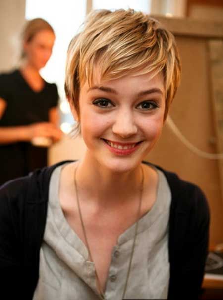 Short layered hairstyle for blond hair