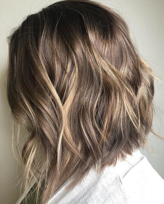 BLONDE-COLORED WAVY ROUGH LOB