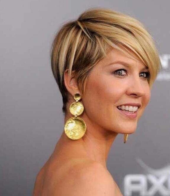 Jenna Elfman’s Long Pixie Cut