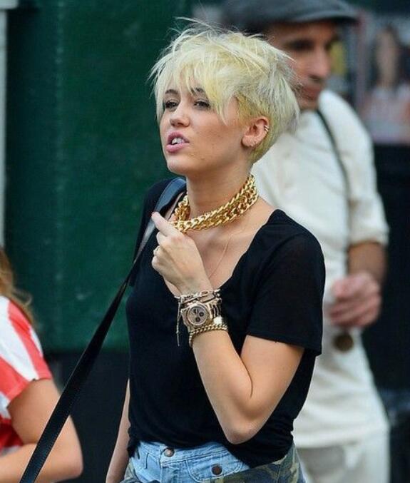 Miley Cyrus’ Long Pixie Cut