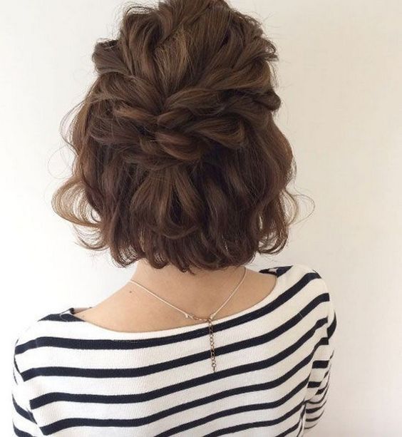 Short hairstyle with half-curls