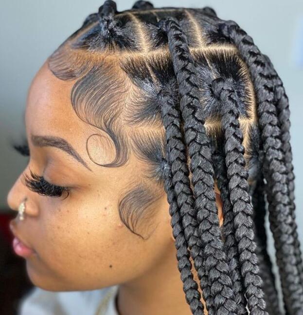 Sleek Edges On Large Knotless Braids